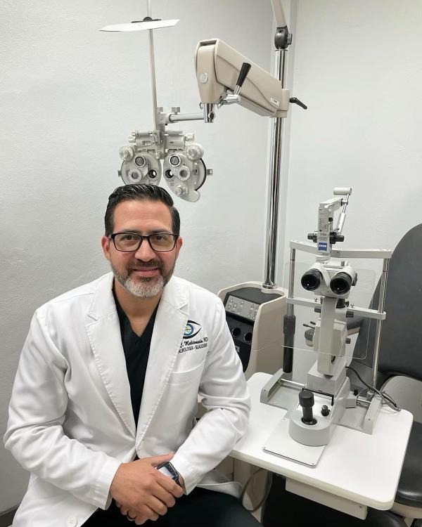 Dr. Juan C. Maldonado Meléndez - Oftalmólogo profesional